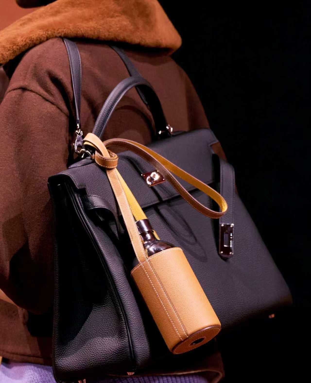 Dark handbag with a contrasting tan accessory
